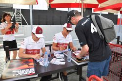 Charles Leclerc, Sauber e Marcus Ericsson, Sauber alla sessione autografi