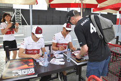 Charles Leclerc, Sauber e Marcus Ericsson, Sauber alla sessione autografi