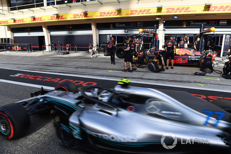 Valtteri Bottas, Mercedes-AMG F1 W09 EQ Power+ dépasse Daniel Ricciardo, Red Bull Racing RB14