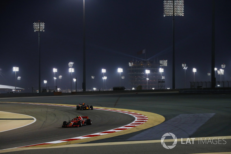 Kimi Raikkonen, Ferrari SF71H, leads Daniel Ricciardo, Red Bull Racing RB14 Tag Heuer