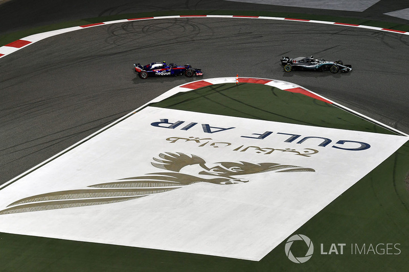 Lewis Hamilton, Mercedes-AMG F1 W09 EQ Power and Pierre Gasly, Scuderia Toro Rosso STR13