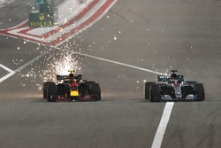 Макс Ферстаппен, Red Bull Racing RB14, и Льюис Хэмилтон, Mercedes AMG F1 W09