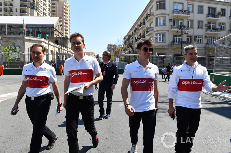 Ознакомление с трассой: гонщик Alfa Romeo Sauber F1 Team Шарль Леклер и инженер Шеви Пухолар