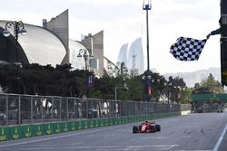 Kimi Raikkonen, Ferrari SF71H passe sous le drapeau à damier