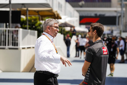 Ross Brawn, FOM Motorsporları Direktörü ve Romain Grosjean, Haas F1 Team