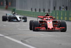 Sebastian Vettel, Ferrari SF71H devant Lewis Hamilton, Mercedes-AMG F1 W09 EQ Power+