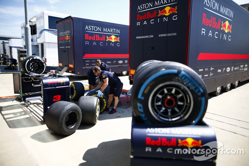 Des ingénieurs Red Bull avec des pneus