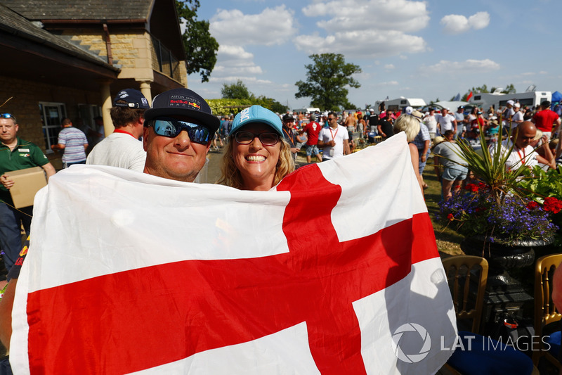Fans aplauden mientras Inglaterra toma la delantera contra Suecia en la Copa del Mundo