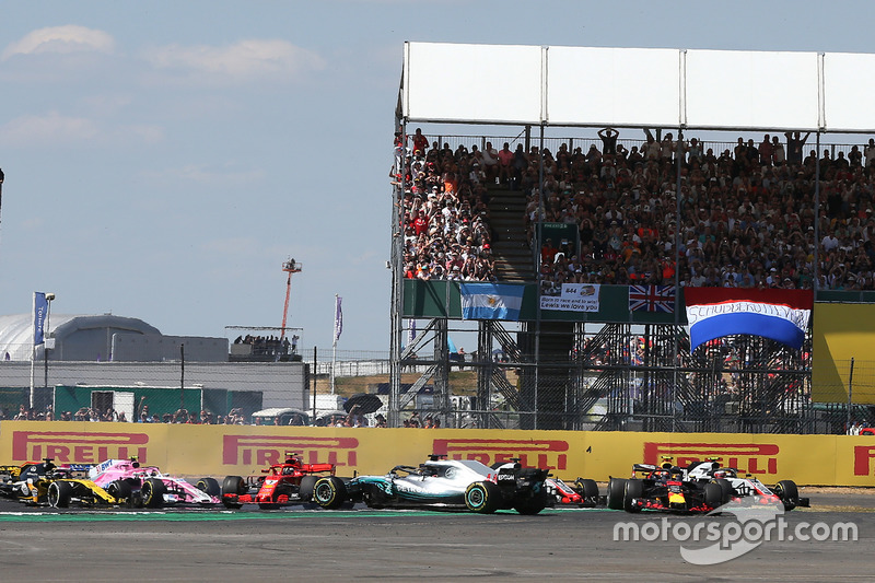 Lewis Hamilton, Mercedes-AMG F1 W09 spins after contact with Kimi Raikkonen, Ferrari SF71H at the start of the race