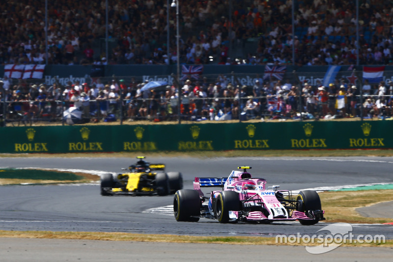 Esteban Ocon, Force India VJM11, y Carlos Sainz Jr., Renault Sport F1 Team R.S. 18
