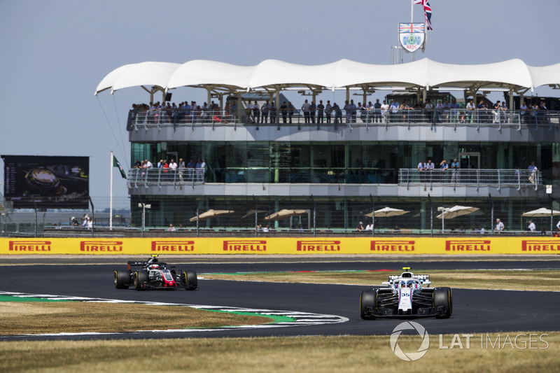Sergey Sirotkin, Williams FW41, leads Kevin Magnussen, Haas F1 Team VF-18