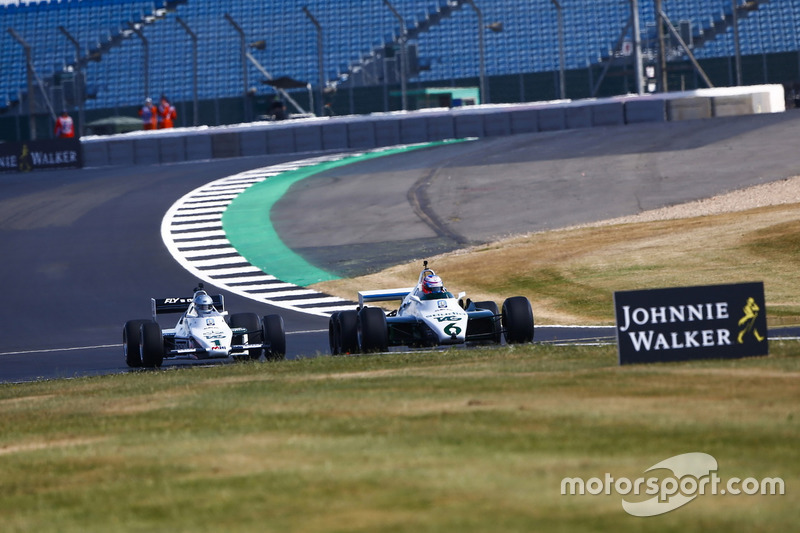 Jenson Button pilota a Williams FW08B de 1982, à frente de Guy Martin em um Williams FW08C de 1983
