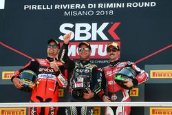 Le vainqueur Jonathan Rea, Kawasaki Racing, le deuxième, Chaz Davies, Aruba.it Racing-Ducati SBK Team, le troisième, Eugene Laverty, Milwaukee Aprilia