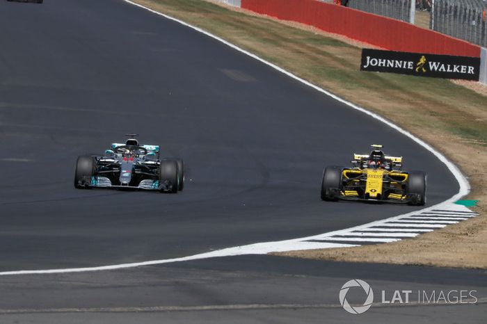 Lewis Hamilton, Mercedes-AMG F1 W09 pasa a Carlos Sainz Jr., Renault Sport F1 Team R.S. 18