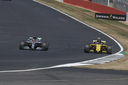 Lewis Hamilton, Mercedes-AMG F1 W09 overtakes Carlos Sainz Jr., Renault Sport F1 Team R.S. 18