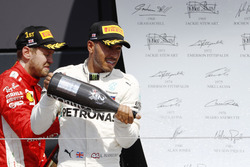 Sebastian Vettel, Ferrari, et Lewis Hamilton, Mercedes AMG F1, celebrate on the podium with champagne