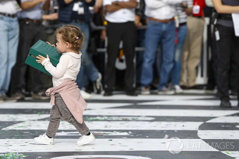 Filipe Albuquerque\s Daughter walks away with his Daytona Cosmograph, watch