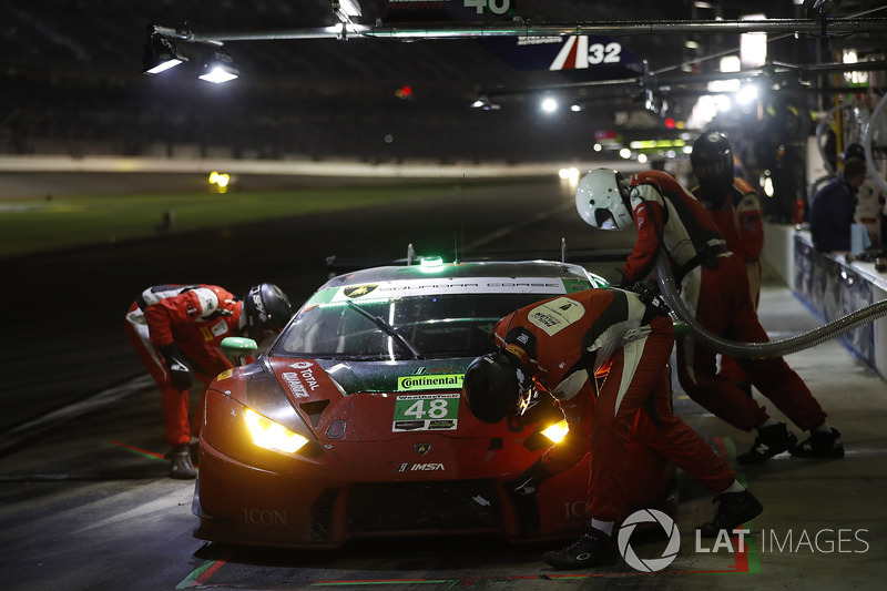 #64 Scuderia Corsa Ferrari 488 GT3, GTD: Bill Sweedler, Townsend Bell, Frankie Montecalvo, Sam Bird pit stop