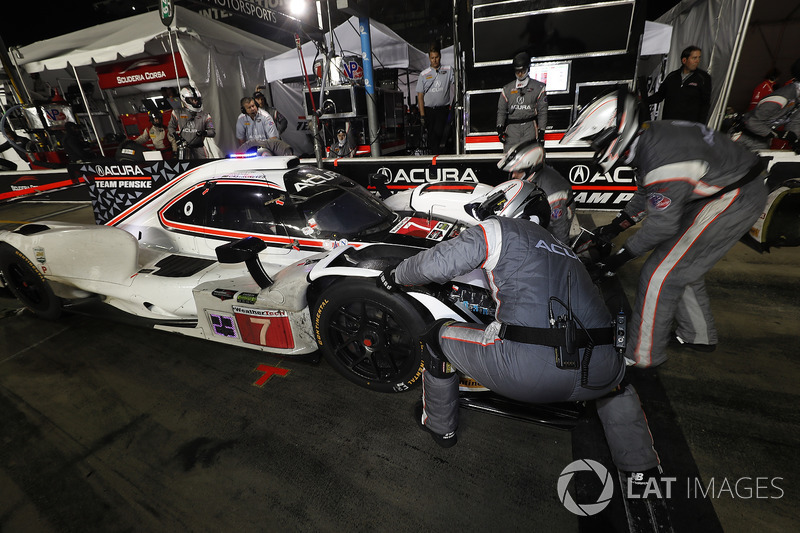#7 Acura Team Penske Acura DPi, P: Helio Castroneves, Ricky Taylor, Graham Rahal, pit stop, nose change