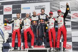 Podium : les vainqueurs Sébastien Ogier, Julien Ingrassia, M-Sport Ford, les deuxièmes, Ott Tanak, Martin Järveoja, Toyota Gazoo Racing, les troisièmes, Jari-Matti Latvala, Miikka Anttila, Toyota Gazoo Racing