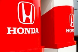 Honda-logo's op het motorhome en de transporter