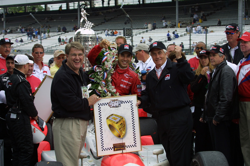 2001 - Helio Castroneves é o segundo brasileiro a vencer