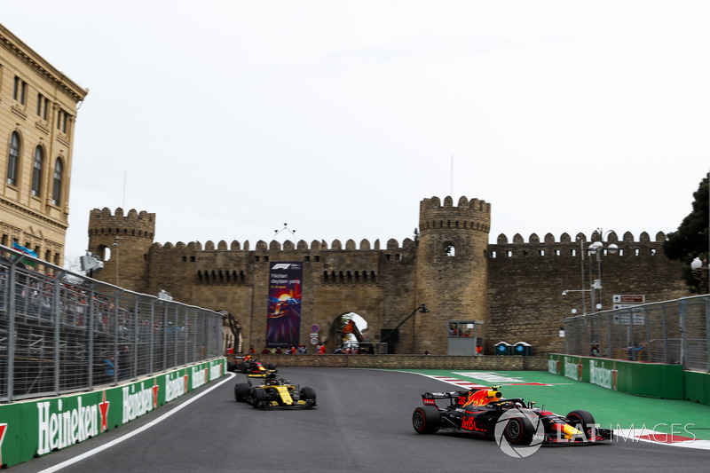 Max Verstappen, Red Bull Racing RB14 Tag Heuer, Carlos Sainz Jr., Renault Sport F1 Team R.S. 18