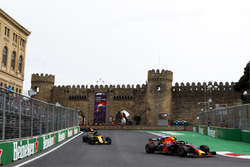 Max Verstappen, Red Bull Racing RB14 Tag Heuer, Carlos Sainz Jr., Renault Sport F1 Team R.S. 18