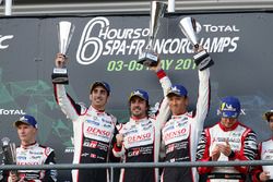 Sur le podium : les vainqueurs #8 Toyota Gazoo Racing Toyota TS050: Sébastien Buemi, Kazuki Nakajima, Fernando Alonso