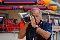 Giorgio Piola sulla pit lane di F.1