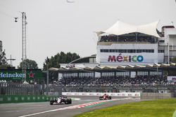 Sergio Perez, Sahara Force India F1 VJM10, Kimi Raikkonen, Ferrari SF70H