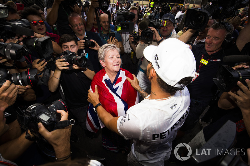 2017 World Champion Lewis Hamilton, Mercedes AMG F1 celebrates with his mother Carmen Lockhart and team