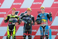 Podium : le deuxième, Fabio Quartararo, Speed Up Racing, le vainqueur Francesco Bagnaia, Sky Racing Team VR46, le troisième, Alex Marquez, Marc VDS