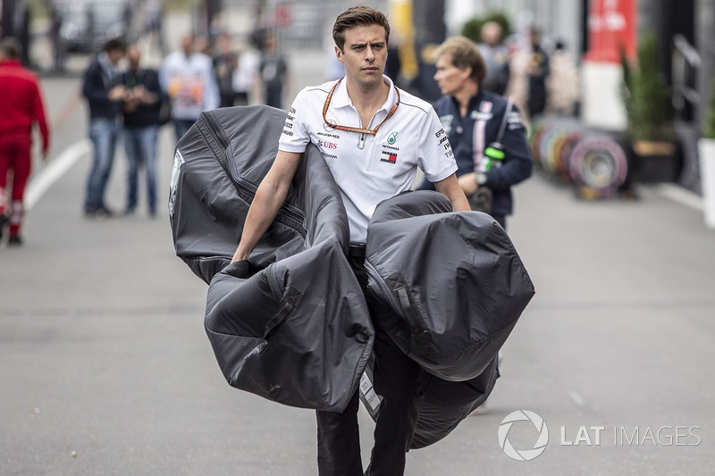 Un mécanicien Mercedes AMG F1 transporte du matériel Mercedes-AMG F1 W09