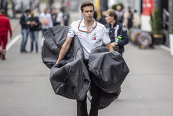 Un mécanicien Mercedes AMG F1 transporte du matériel Mercedes-AMG F1 W09