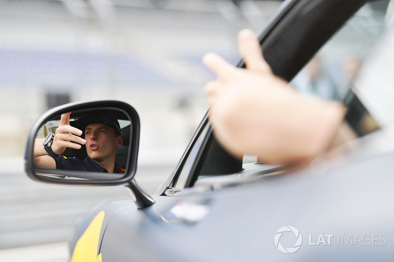 Max Verstappen, Red Bull Racing en un Aston Martin