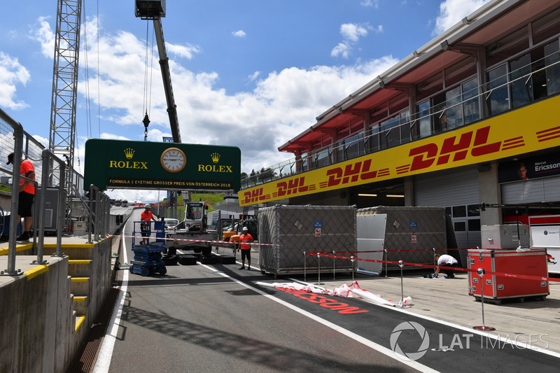 Freight in pitlane