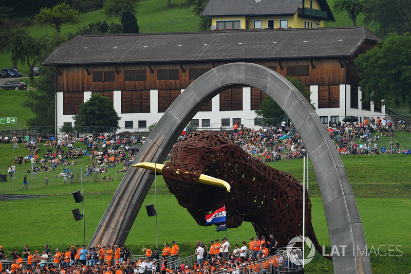 Patung banteng Red Bull