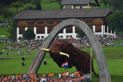 Des fans de Max Verstappen, Red Bull Racing et la sculpture du circuit