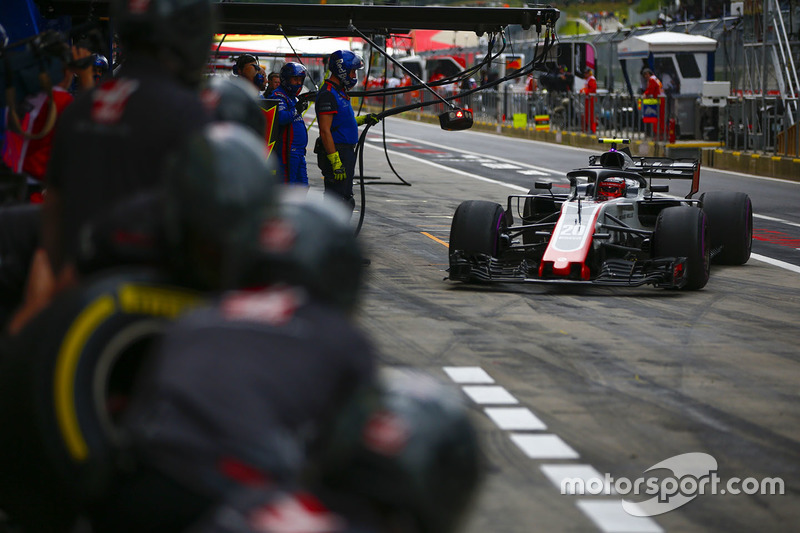 Kevin Magnussen, Haas F1 Team VF-18,en los pits durante la práctica