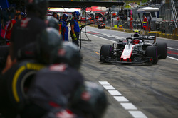 Kevin Magnussen, Haas F1 Team VF-18, rentre au stand