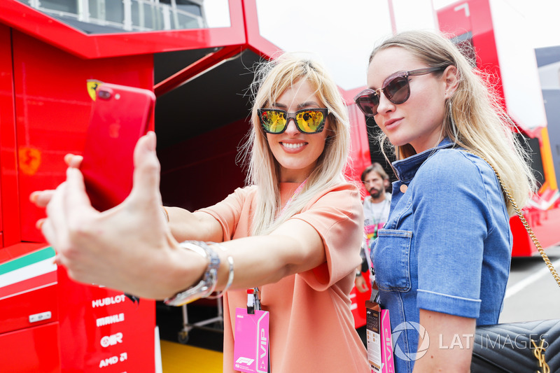 Los invitados VIP se toman una selfie fuera de la autocaravana Ferrari