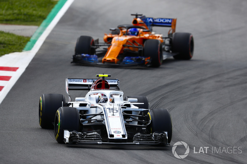 Charles Leclerc, Sauber C37, Fernando Alonso, McLaren MCL33