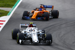 Charles Leclerc, Sauber C37, Fernando Alonso, McLaren MCL33