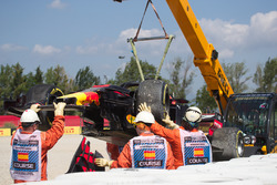 The crashed car of Daniel Ricciardo, Red Bull Racing RB14 is recovered in FP1