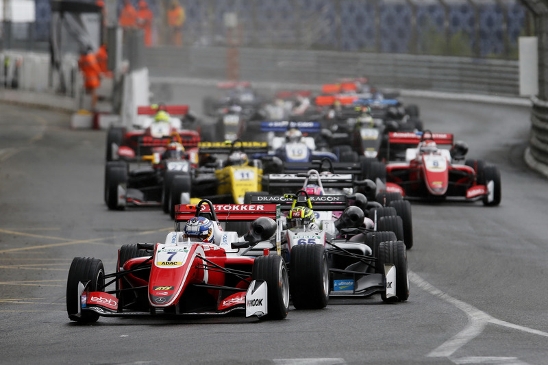 Au départ, Ralf Aron, PREMA Theodore Racing Dallara F317 - Mercedes-Benz mène