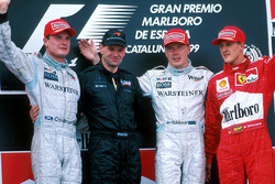Podyum: David Coulthard, McLaren, Adrian Newey, yarış galibi Mika Hakkinen, McLaren, 3. Michael Schumacher, Ferrari