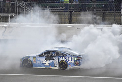 Il vincitore della gara Kevin Harvick, Stewart-Haas Racing, Ford Fusion Busch Light