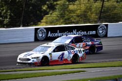 Kevin Harvick, Stewart-Haas Racing, Ford Fusion Mobil 1 and Denny Hamlin, Joe Gibbs Racing, Toyota Camry FedEx Express
