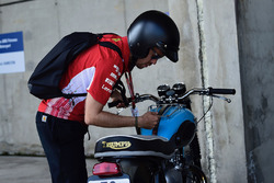 Sebastian Vettel, Ferrari con su moto Triumph